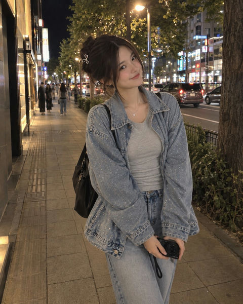 夜色街头手持相机的丹宁风少女 - AI图片提示词示例