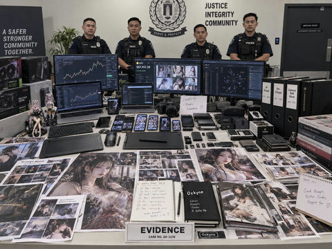 警察站在搜查扣押物品前 - AI图片提示词示例