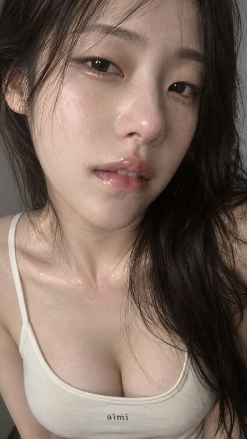 23岁东亚女性近景写实肖像 - AI图片提示词示例