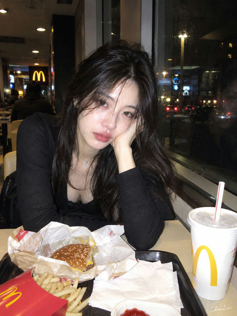 疲惫美丽的女孩深夜快餐店纪实摄影 - AI图片提示词示例