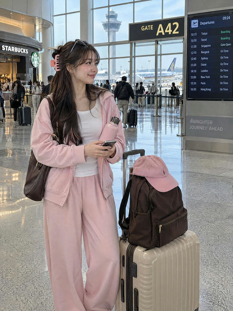 现代机场候机厅旅行少女写实摄影 - AI图片提示词示例
