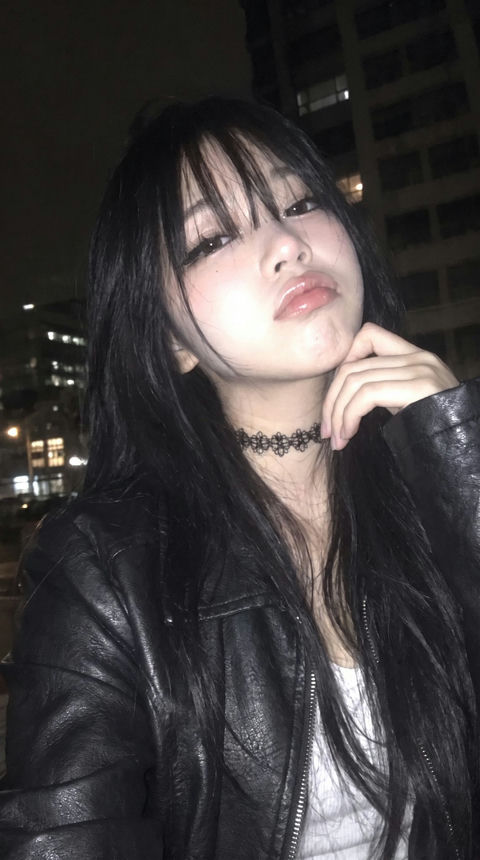 业余自然模糊iPhone自拍日本年轻女性 - AI图片提示词示例