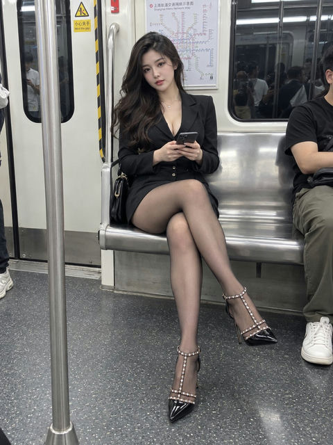 超写实地铁车厢都市女性随手拍 - AI图片提示词示例