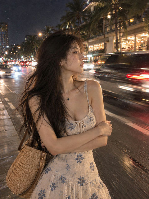 随性夜晚胶片风街拍人像 - AI图片提示词示例