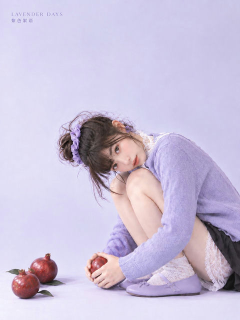 薰衣草色少女与石榴复古时尚写真 - AI图片提示词示例