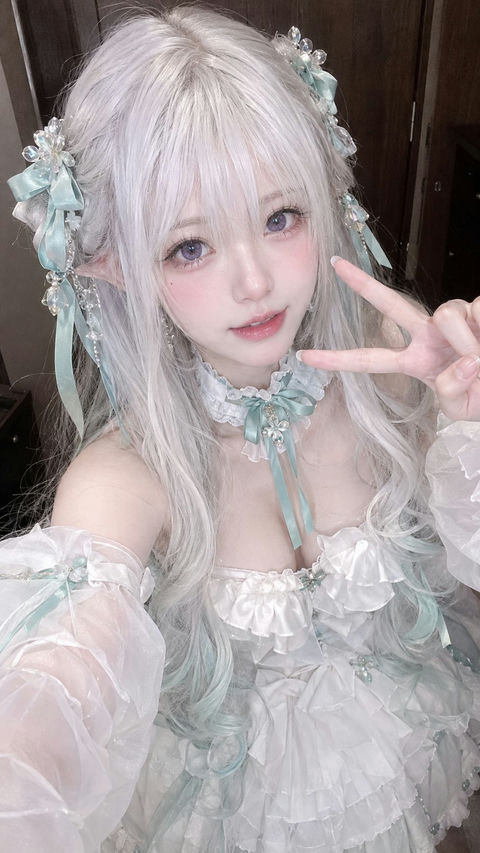 超写实日系银发少女Cosplay自拍 - AI图片提示词示例