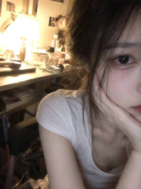 真实手机前置摄像头自拍快照 - AI图片提示词示例