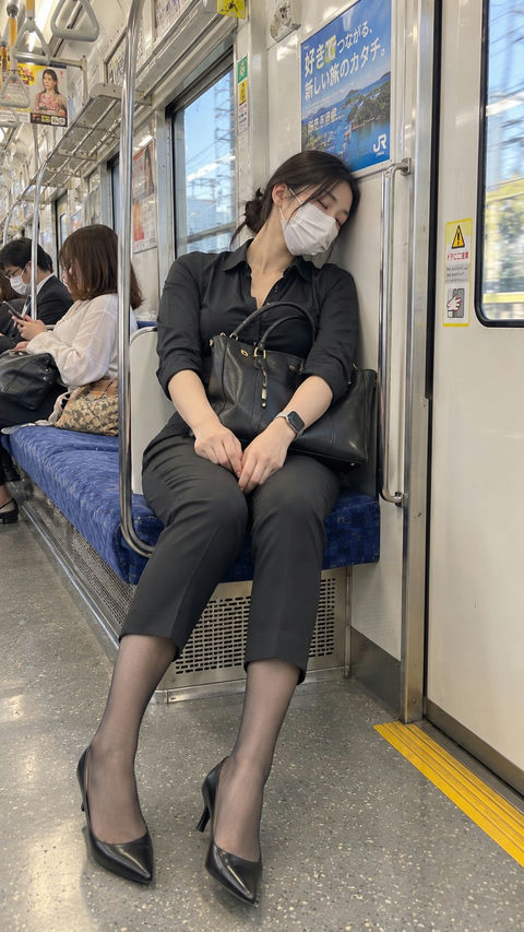 日本城市通勤电车女性手机摄影抓拍 · 来源示例