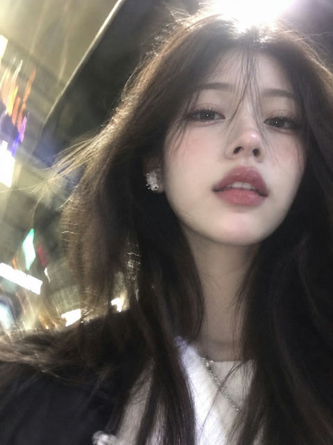 超写实东亚少女卧室仰拍生活照 - AI图片提示词示例