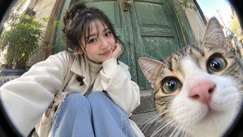 门廊前的风衣女子与花斑猫鱼眼写实摄影 - AI图片提示词示例