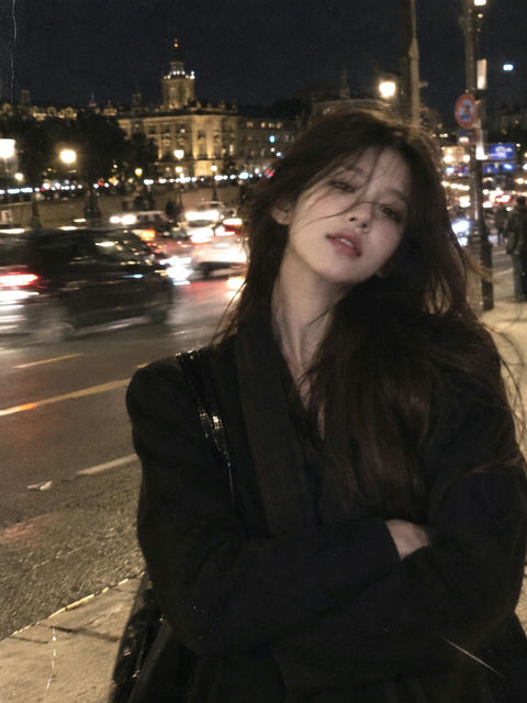 ins风胶片质感随性美女夜晚街拍 - AI图片提示词示例
