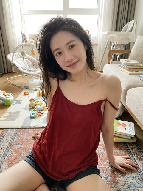 居家客厅成熟女性俯视抓拍 - AI图片提示词示例
