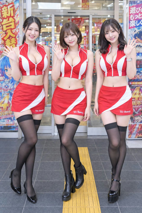 红白制服东亚女性日本游戏厅写真 - AI图片提示词示例